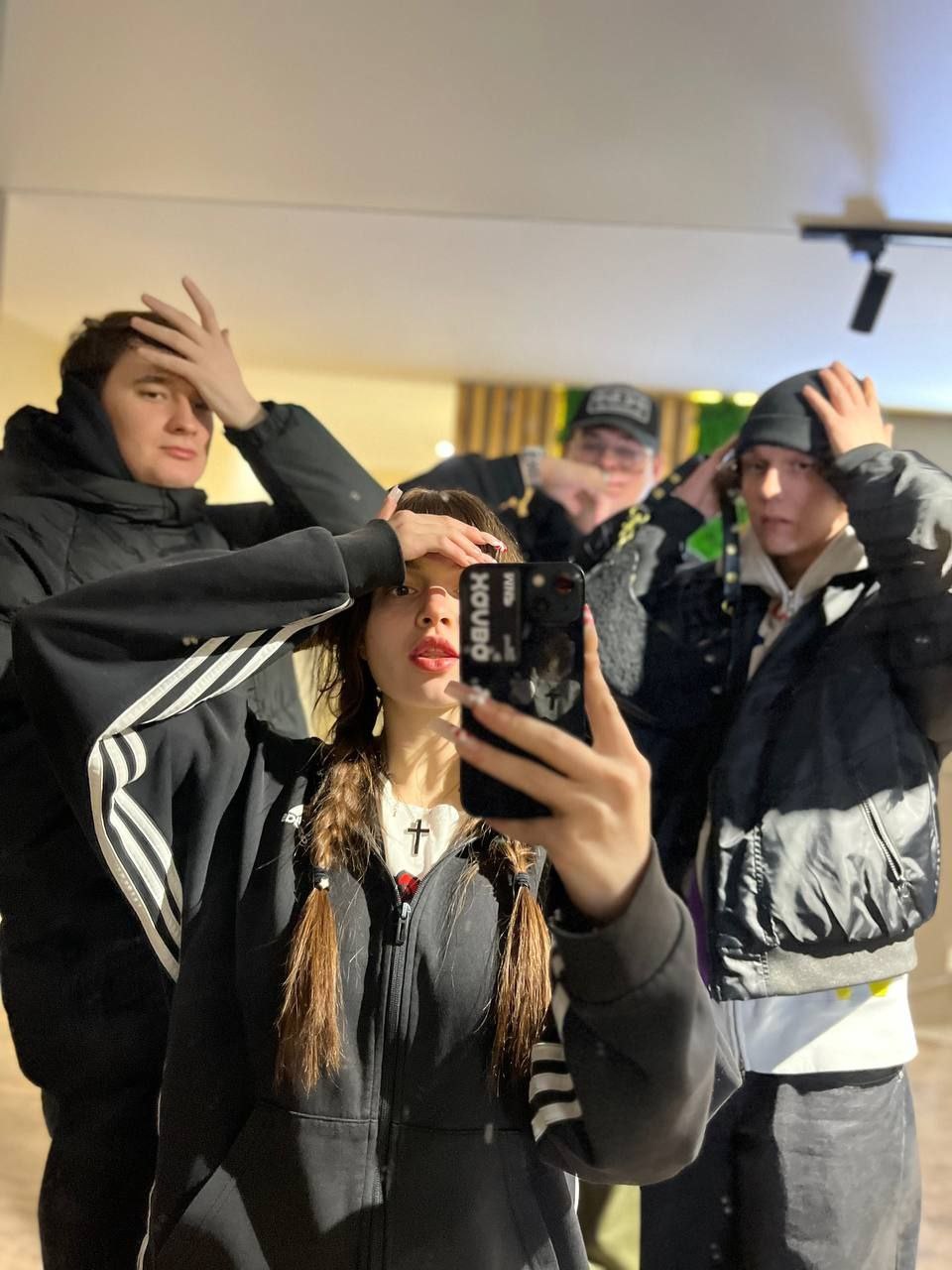 Крутое селфи Baby Cute на фоне пацанов. Крутое селфи Baby Cute на фоне пацанов.