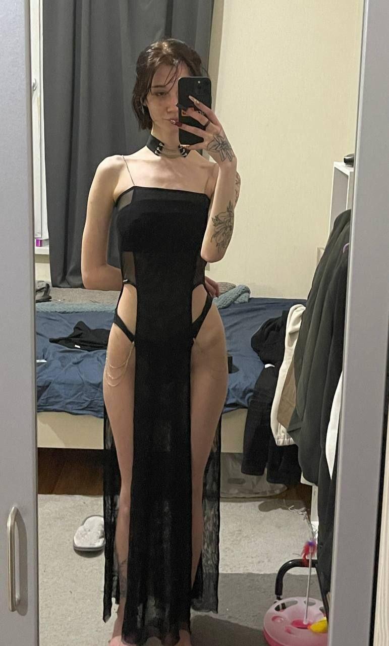 Горячее селфи Левченко в откровенном чёрном платье и с татуировками на руке.