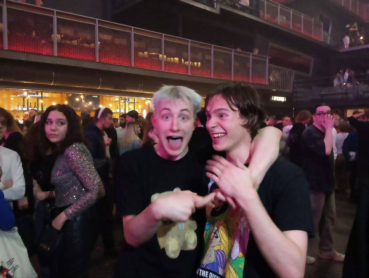 Одна из последних и новых фотографий "Максима 2003" где он на концерте с другом. Одна из последних и новых фотографий "Максима 2003" где он на концерте с другом.