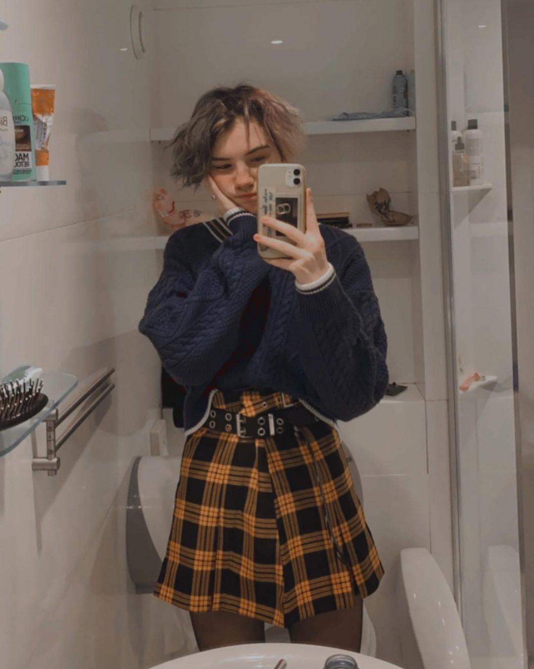 Ещё одно селфи Оли "Тыквы" в ванной комнате в клетчатой юбке и чулках. Ещё одно селфи Оли "Тыквы" в ванной комнате в клетчатой юбке и чулках.