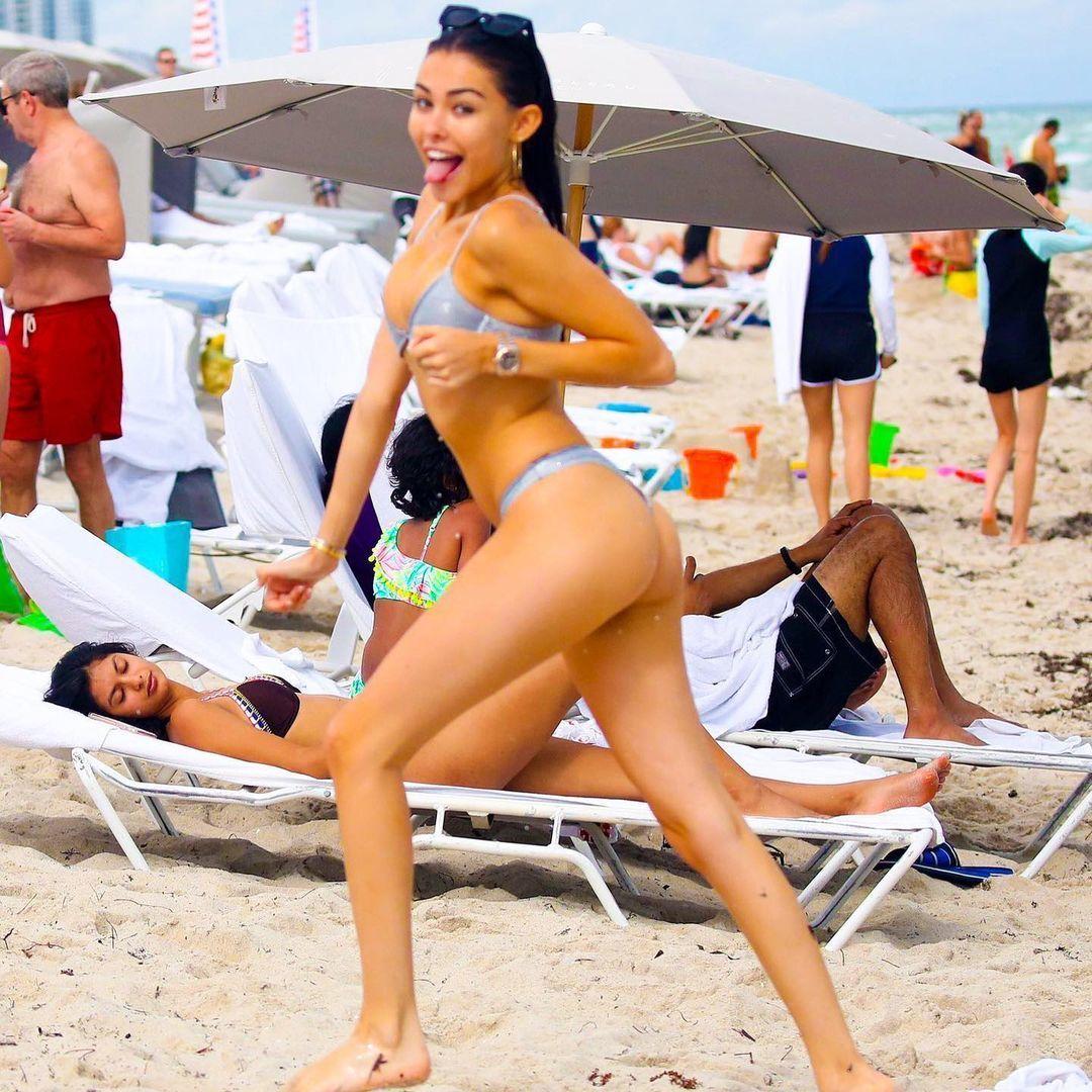 19-летняя американская певица и актриса Мэдисон Бир (Madison Beer) в бикини. 19-летняя американская певица и актриса Мэдисон Бир (Madison Beer) в бикини.