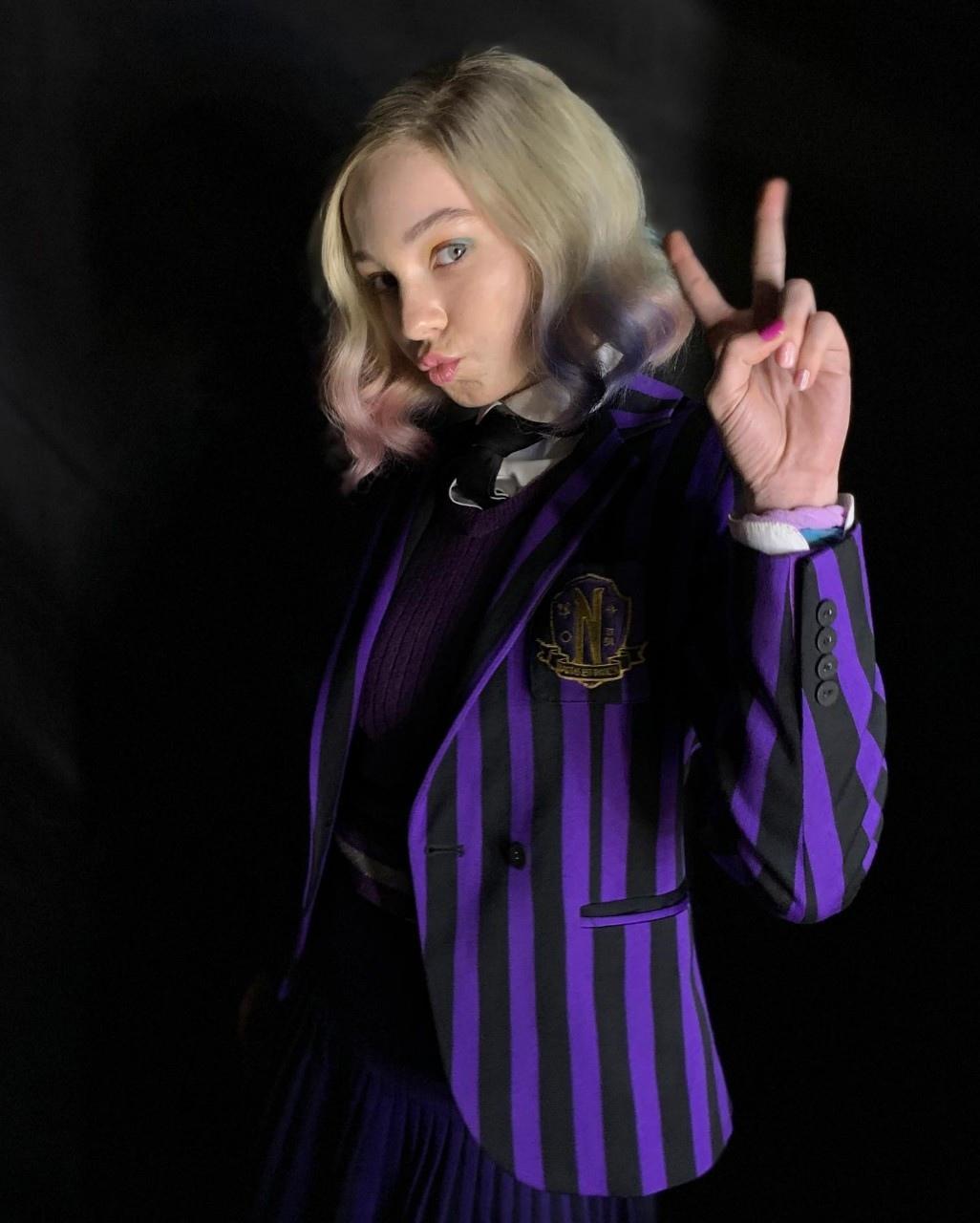 Очаровательного оборотня, соседку Уэнсдей по комнате и по совместительству ее лучшую подругу Инид Синклер сыграла 20-летняя Эмма Майерс.