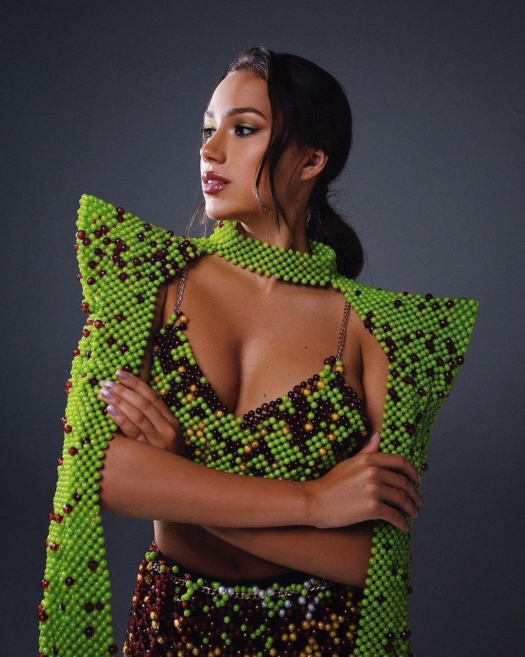 Необычный снимок популярной Российской фигуристки для модного журнала в костюме из бисера. Необычный снимок популярной Российской фигуристки для модного журнала в костюме из бисера.