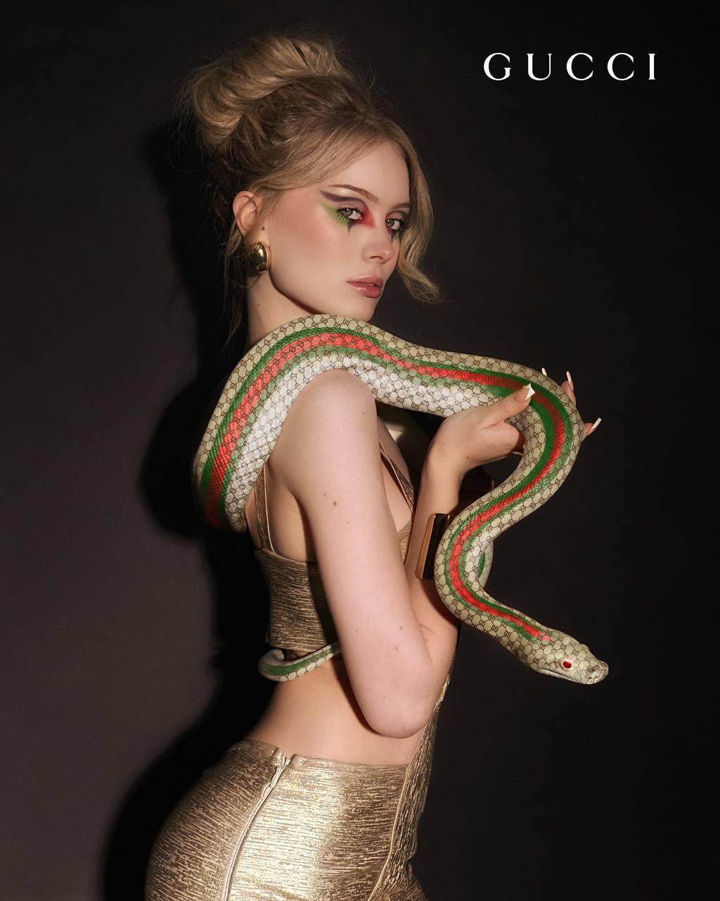 Дошик пьёт кофе. Дошик пьёт кофе.