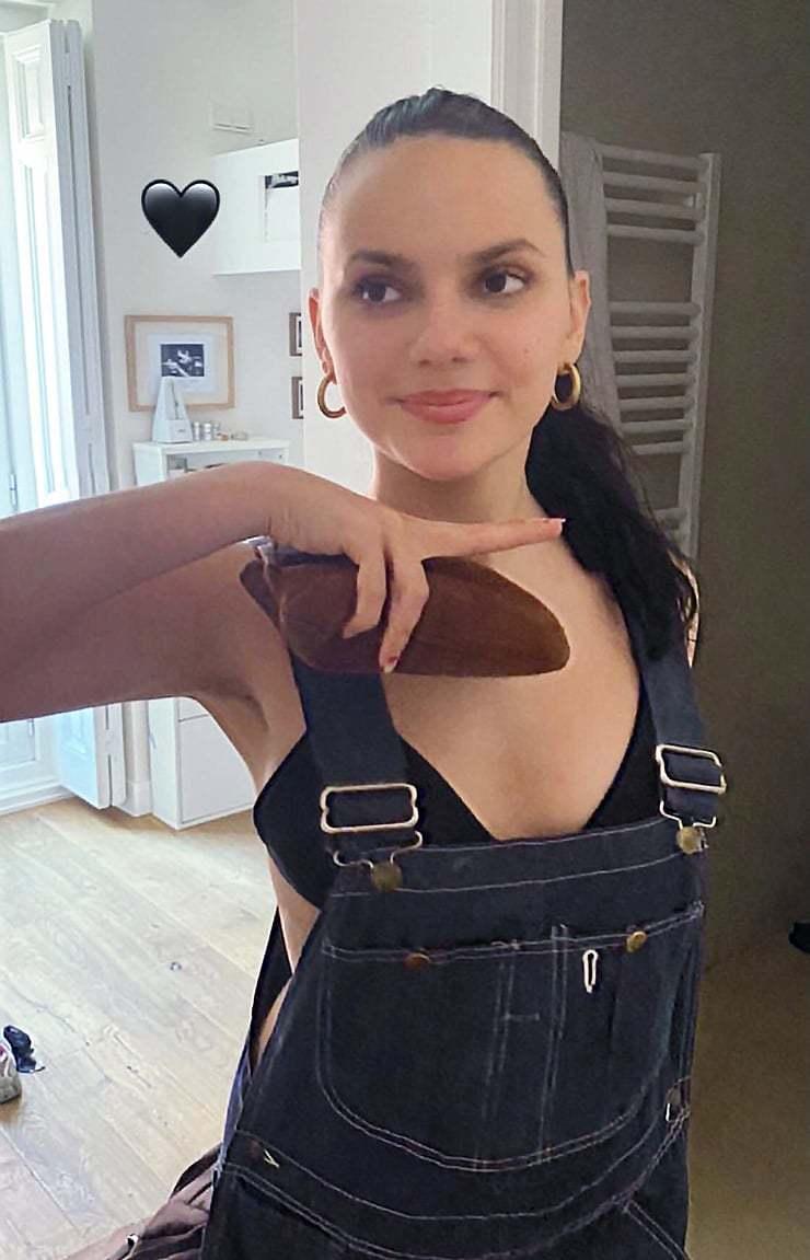 Горячая красотка Dafne María Keen Fernández в джинсовом комбинезоне и чёрном лифчике. Горячая красотка Dafne María Keen Fernández в джинсовом комбинезоне и чёрном лифчике.