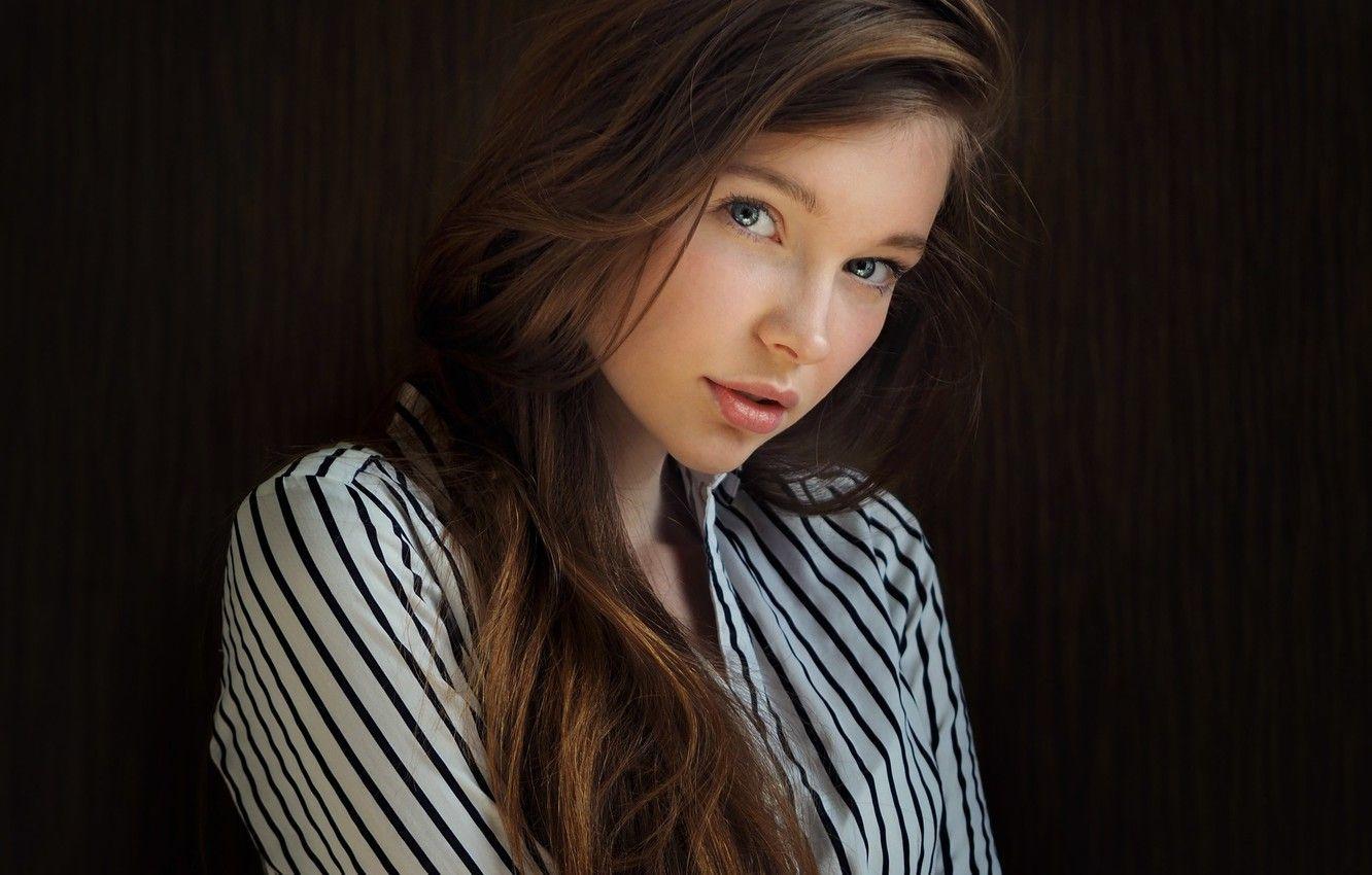 Обои девушка, лицо, фон, милая, модель, light, рубашка, шатенка, красивая.