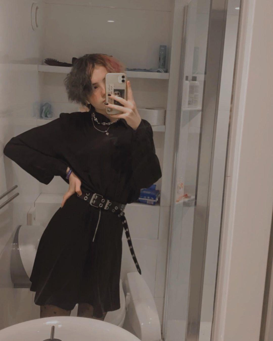 Селфи тиктокерши "Тыква" в туалете в чёрном платье и чулках. Селфи тиктокерши "Тыква" в туалете в чёрном платье и чулках.