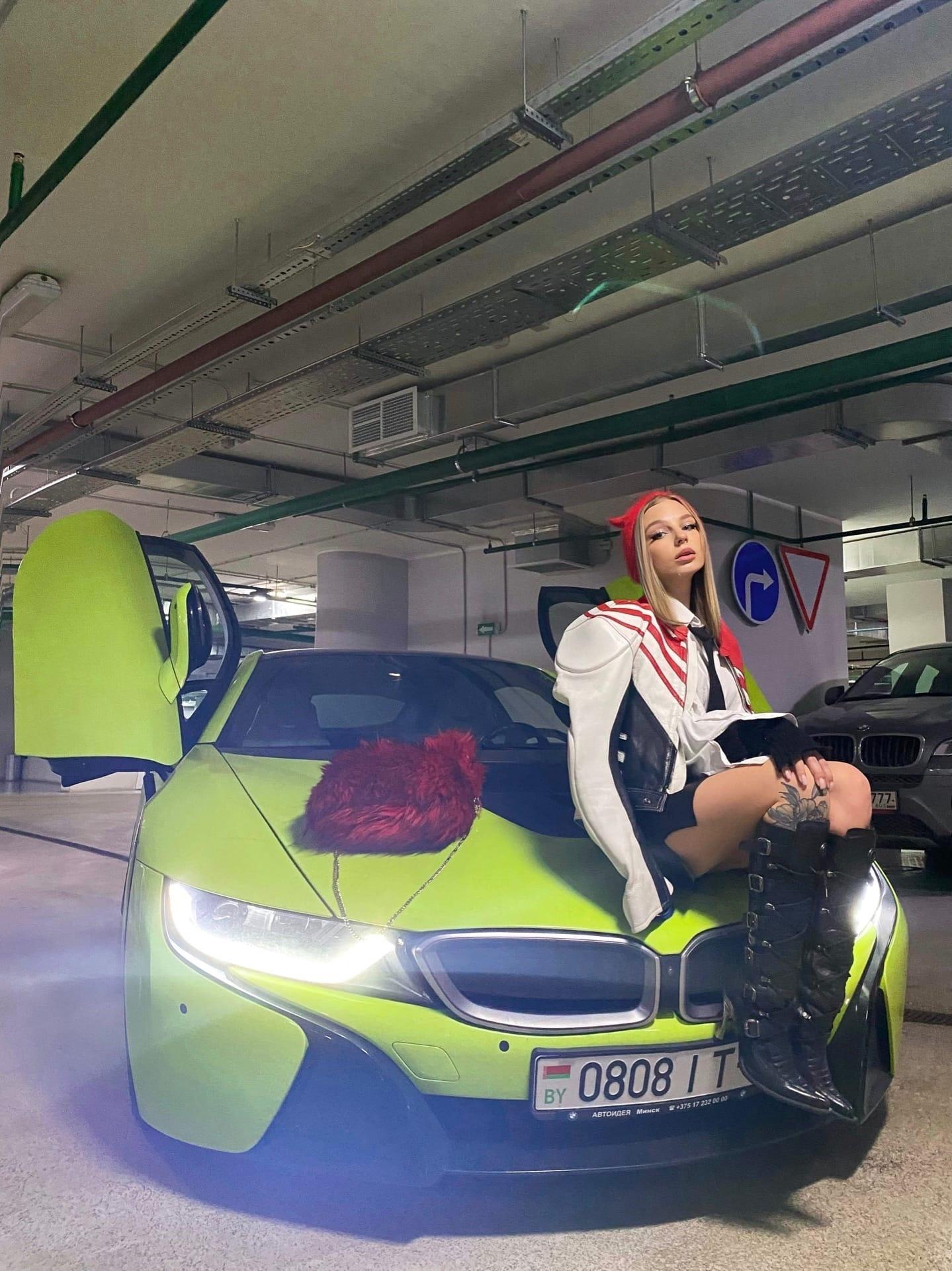 Наиболее откровенными работами являются снимки в бикини. Наиболее откровенными работами являются снимки в бикини.