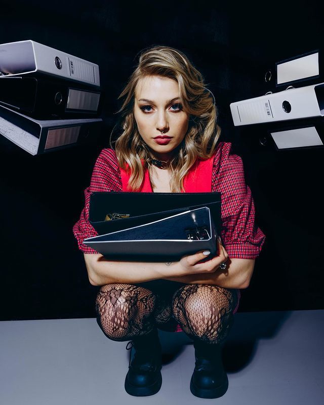 Соблазнительные снимки для глянцевых журналов от Кати "vyaaal" в чёрных чулках в сеточку. Соблазнительные снимки для глянцевых журналов от Кати "vyaaal" в чёрных чулках в сеточку.