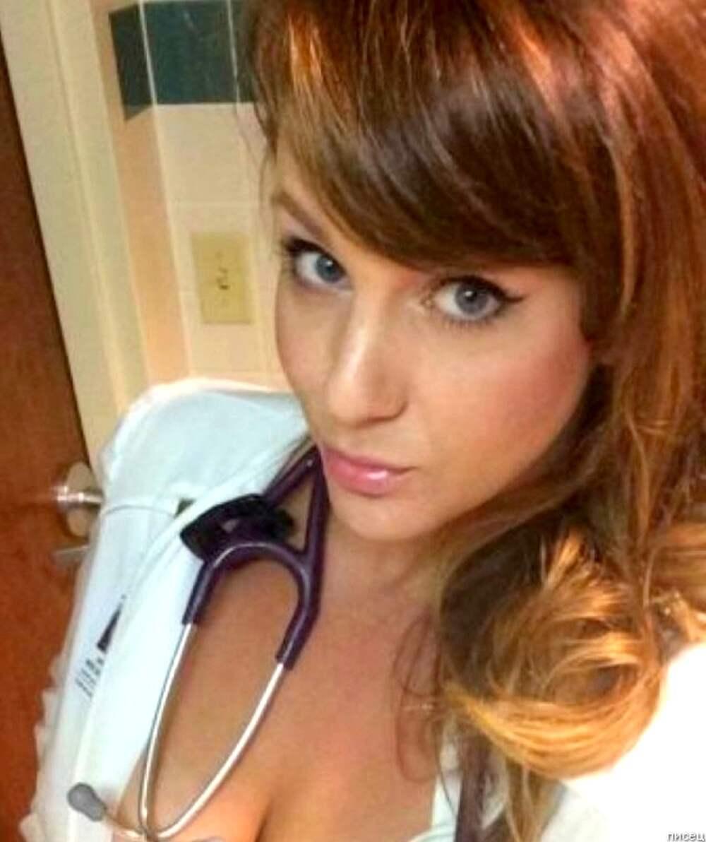 Декольте врач, Декольте женщин врачей, Медсестра декольте селфи.