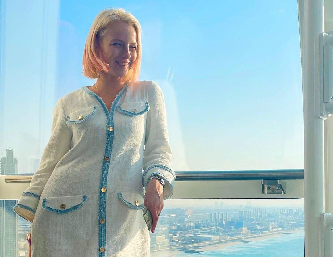 Блондинка Тригубчак снимки у окна на большой высоте.