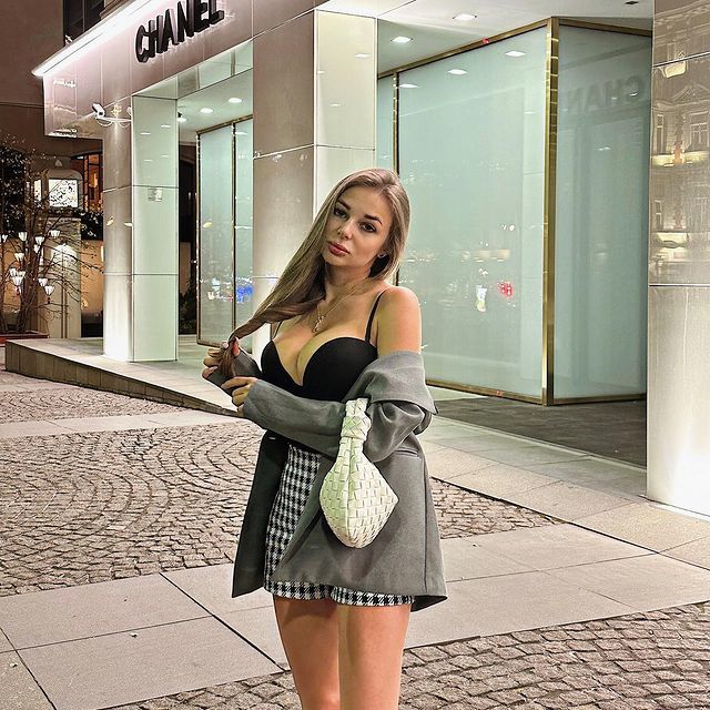 На улице около бутика. На улице около бутика.