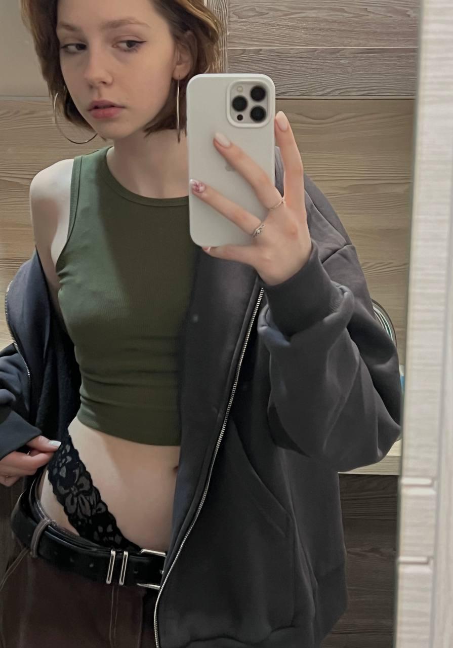 Селфи на котором pupka anupka показала подписчикам свои чёрные трусики.