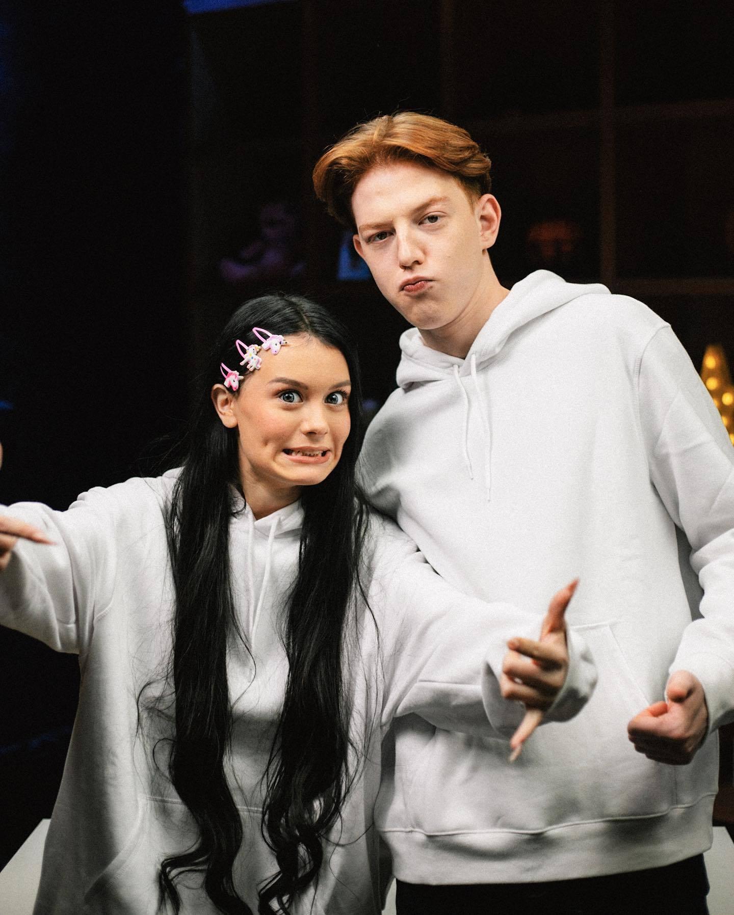 Эмоции выдыхаются изо дня в день, и оба потихоньку понимают, что они стали пустыми оболочками. Эмоции выдыхаются изо дня в день, и оба потихоньку понимают, что они стали пустыми оболочками.