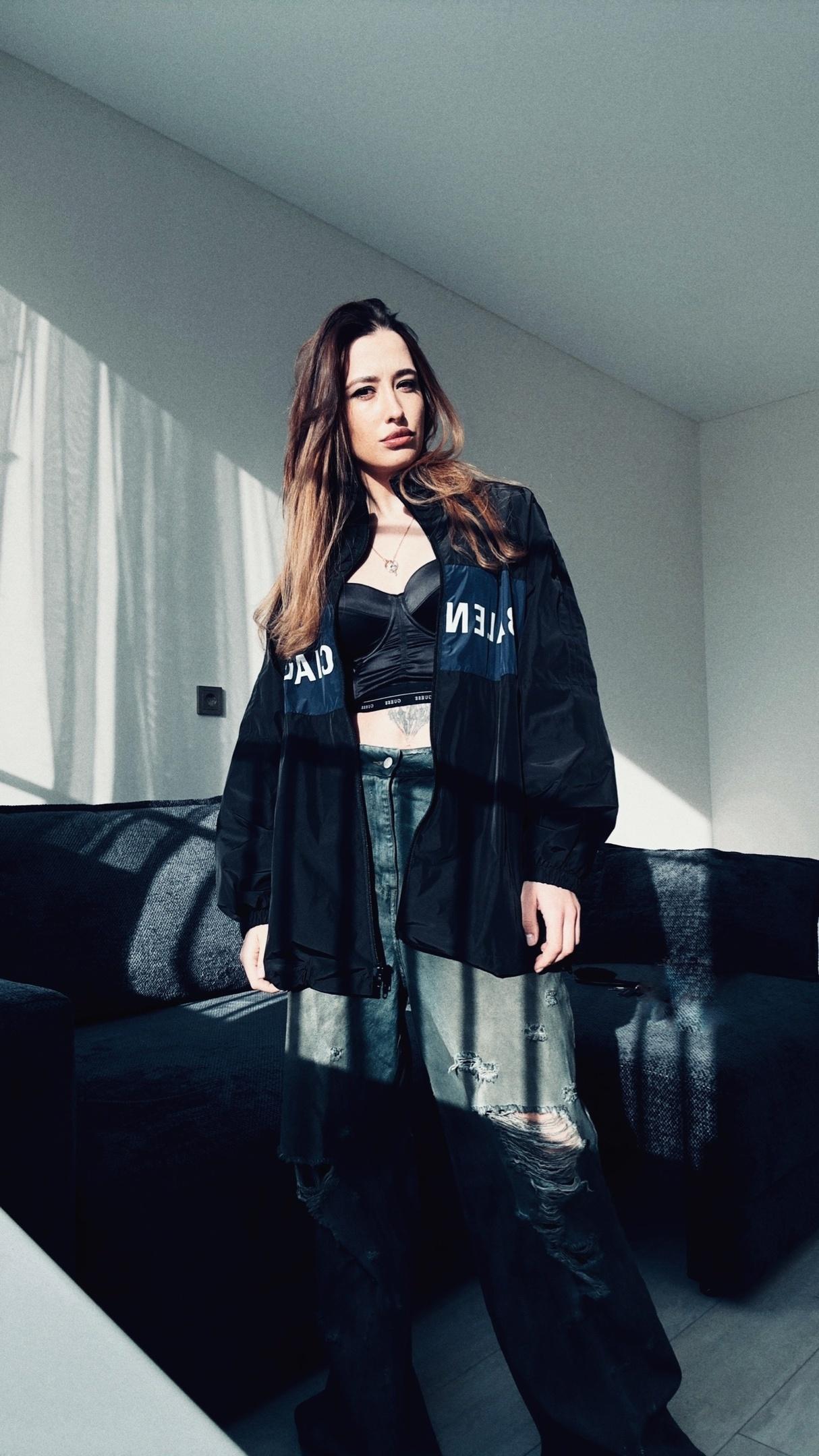 А на этом стильном снимке она с расстёгнутой кофтой показала свой чёрный лифчик в форме корсета. А на этом стильном снимке она с расстёгнутой кофтой показала свой чёрный лифчик в форме корсета.