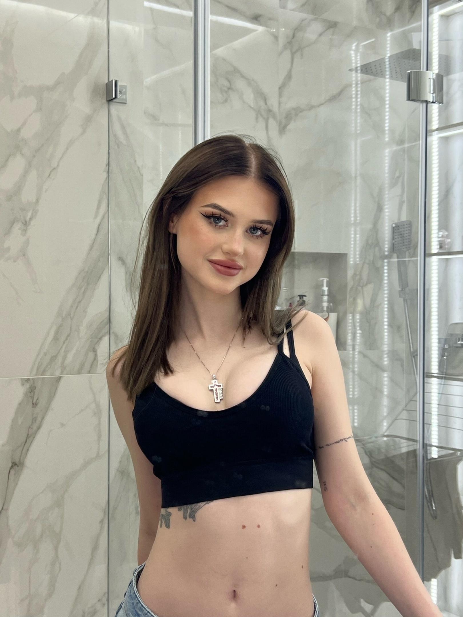 Несмотря на свой юный возраст красотка уже засветилась в списке Forbes, как одна из самых высокооплачиваемых тиктокеров. Несмотря на свой юный возраст красотка уже засветилась в списке Forbes, как одна из самых высокооплачиваемых тиктокеров.