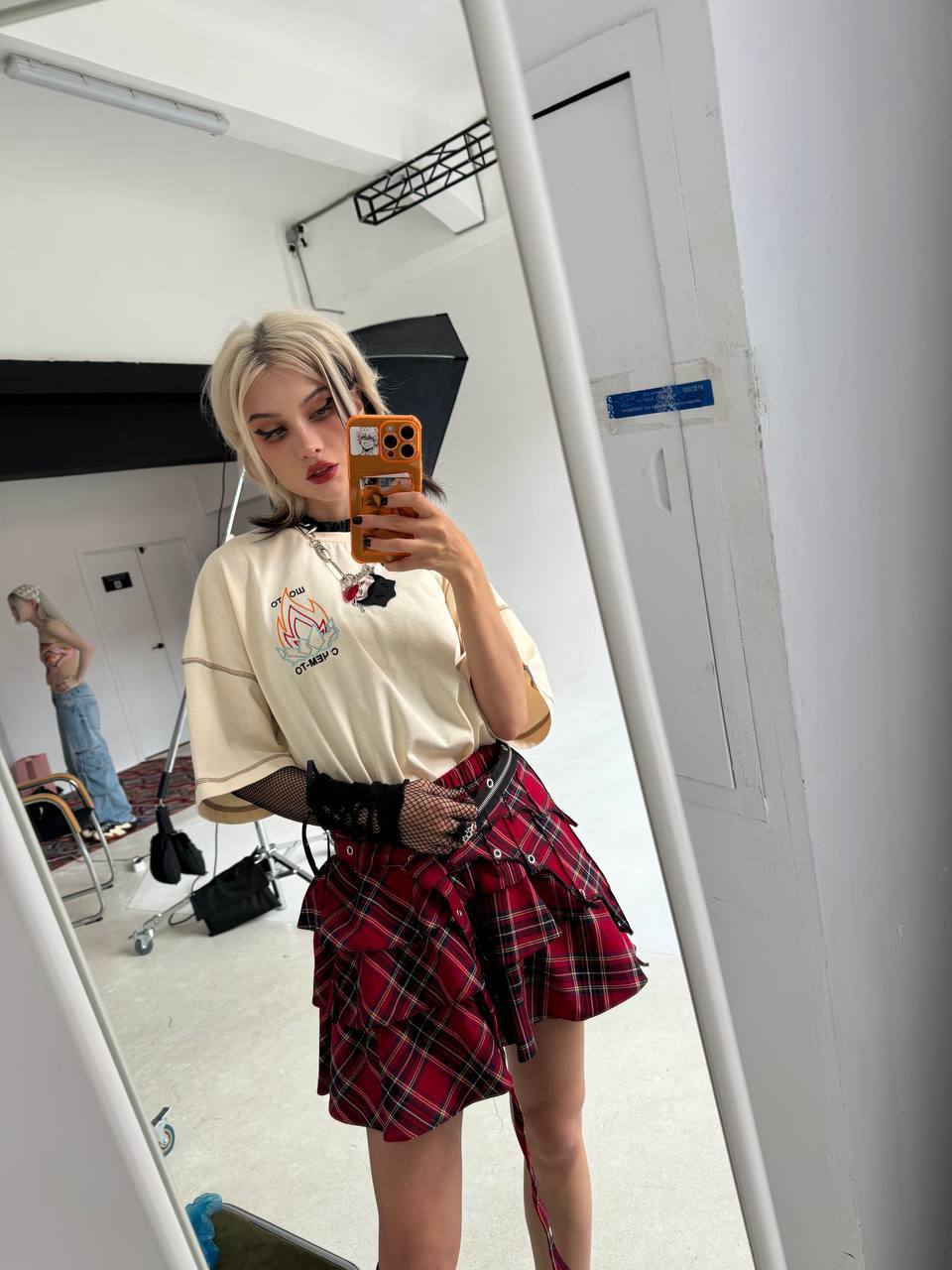 Селфи от Лиссы Авеми перед съёмками для глянцевого журнала в короткой мини юбке. Селфи от Лиссы Авеми перед съёмками для глянцевого журнала в короткой мини юбке.