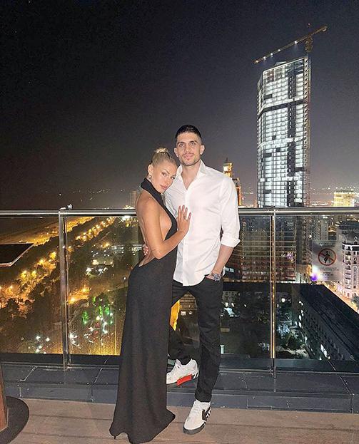 Красивая пара Джессика и Марк на фоне ночного города.