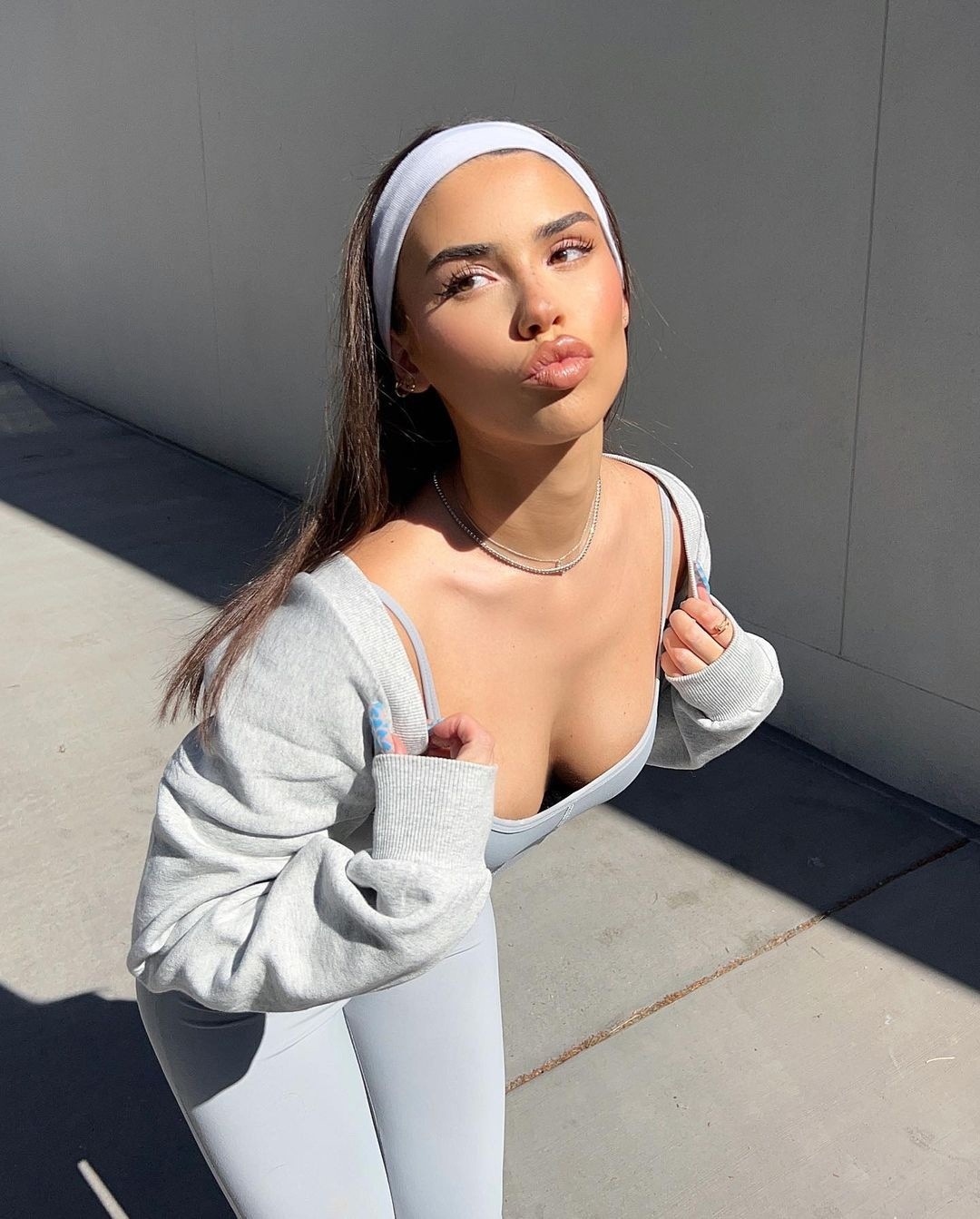 Фотка от Leah Halton, которая выпячивает грудь, слитая в сеть. Фотка от Leah Halton, которая выпячивает грудь, слитая в сеть.