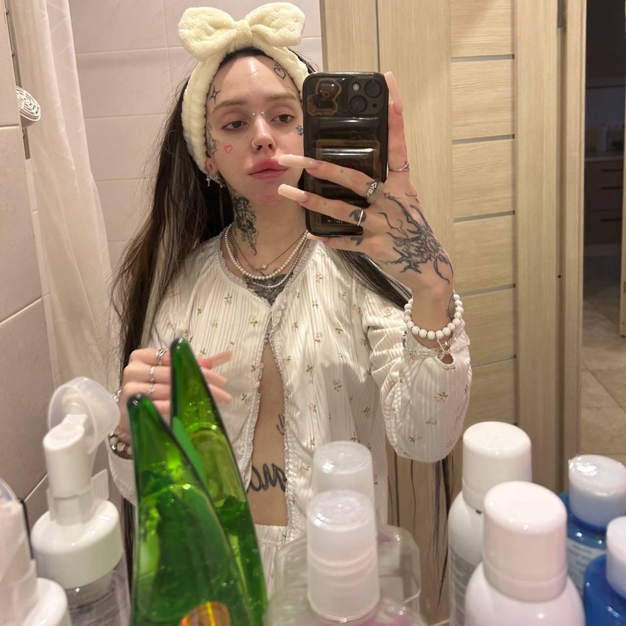 Селфи татуированной лапы хапы в ванной у зеркала. Селфи татуированной лапы хапы в ванной у зеркала.