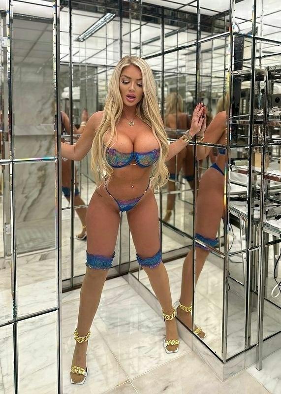 Возбуждающий лифтолук от пышногрудой блондинки Colleen Marie в красивом белье и чулках. Возбуждающий лифтолук от пышногрудой блондинки Colleen Marie в красивом белье и чулках.