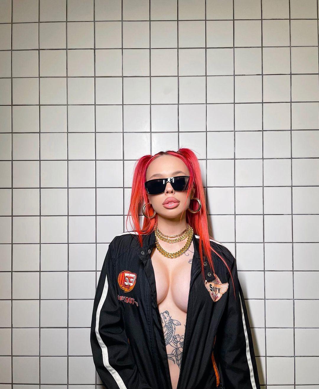 Огромный слив, на котором голая INSTASAMKA