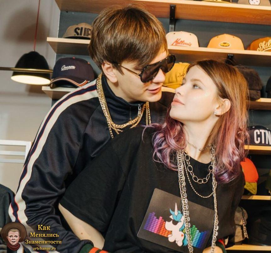 А тут ребята выглядят счастливыми и влюблёнными. А тут ребята выглядят счастливыми и влюблёнными.