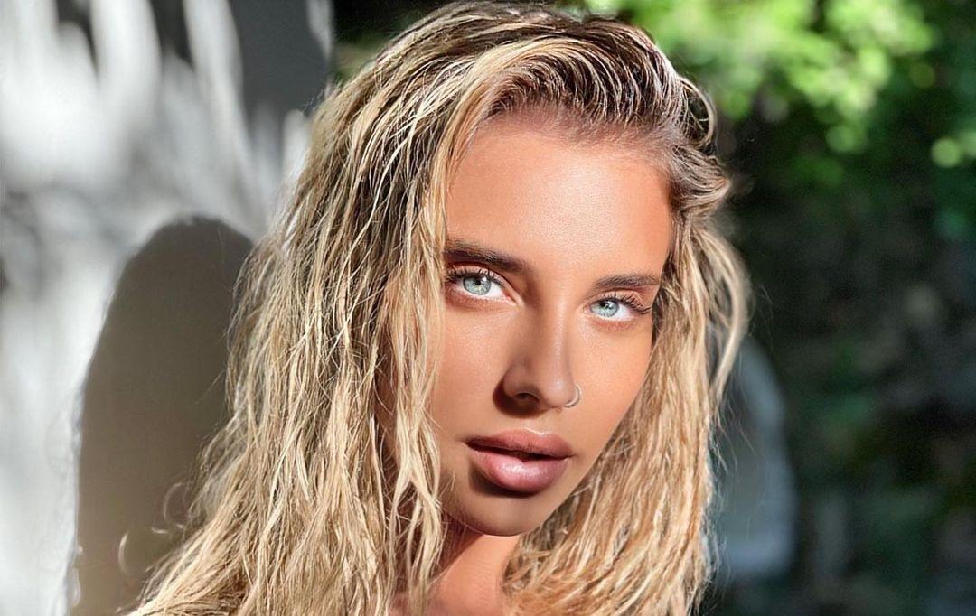 Стоит отметить, что у знаменитости есть татуировки и пирсинг на сосках. Стоит отметить, что у знаменитости есть татуировки и пирсинг на сосках.