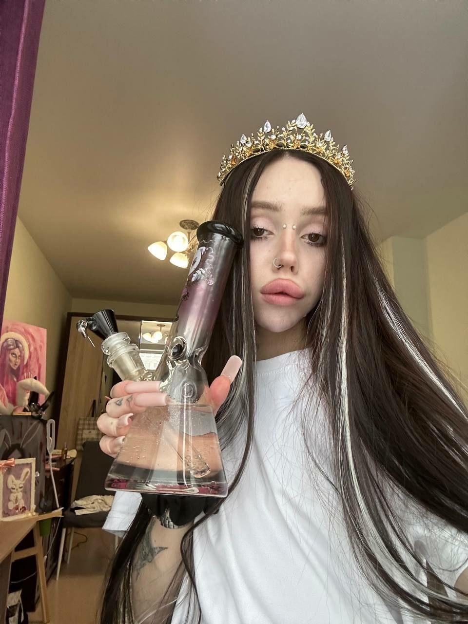 Ну куда же без кальяна и короны. Ну куда же без кальяна и короны.