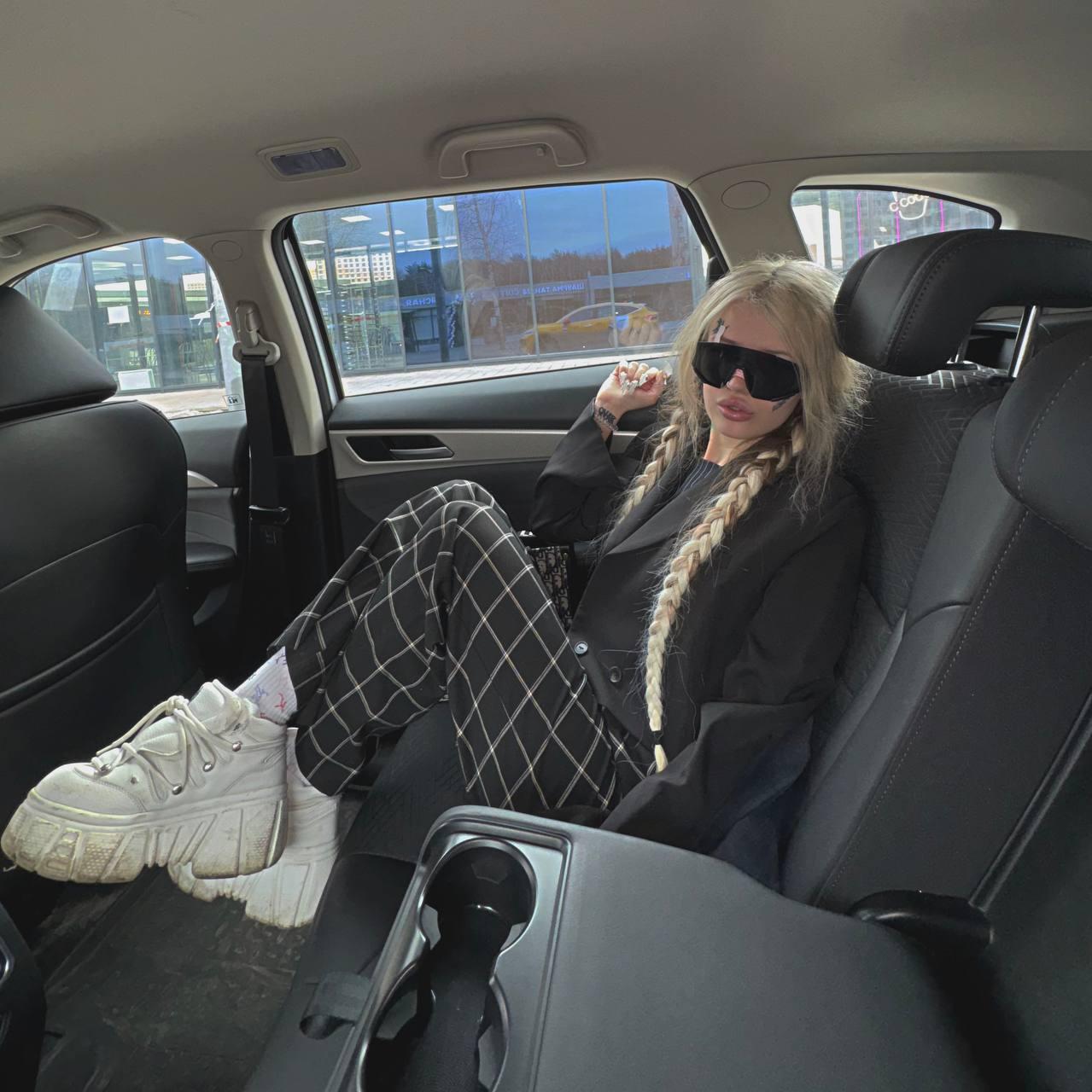 Крутые снимки в чёрных очках на заднем сидении авто. Крутые снимки в чёрных очках на заднем сидении авто.