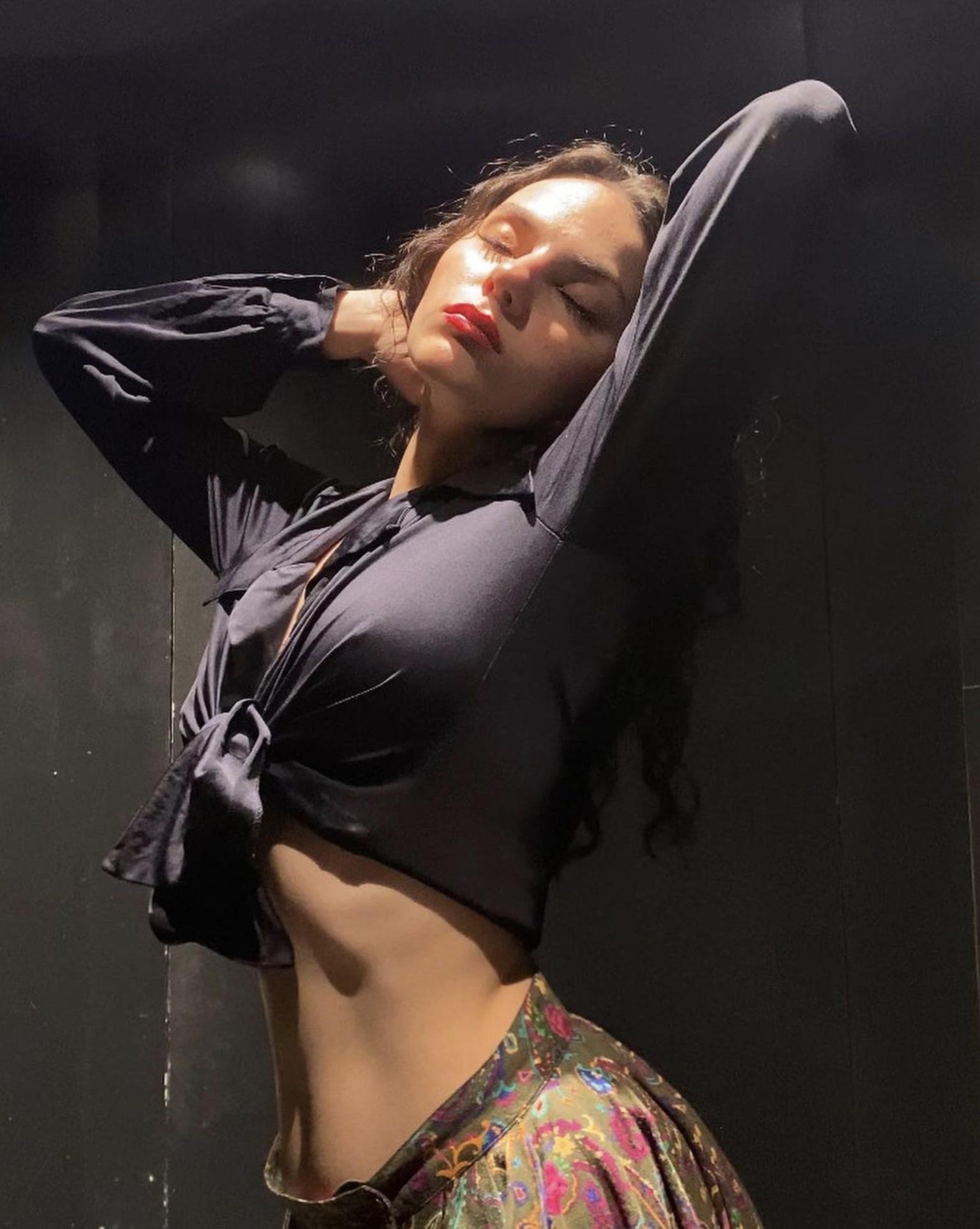 Ещё один снимок с шикарной Кин с открытым (голым) животом. Ещё один снимок с шикарной Кин с открытым (голым) животом.