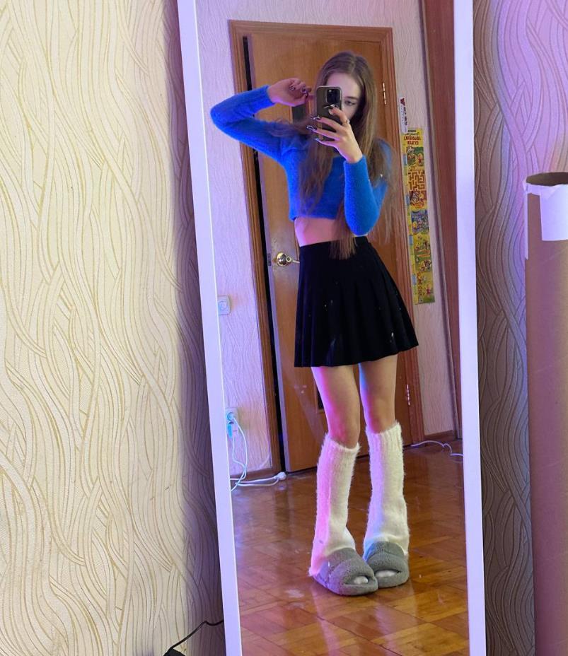 Ещё одно селфи в мини юбке.