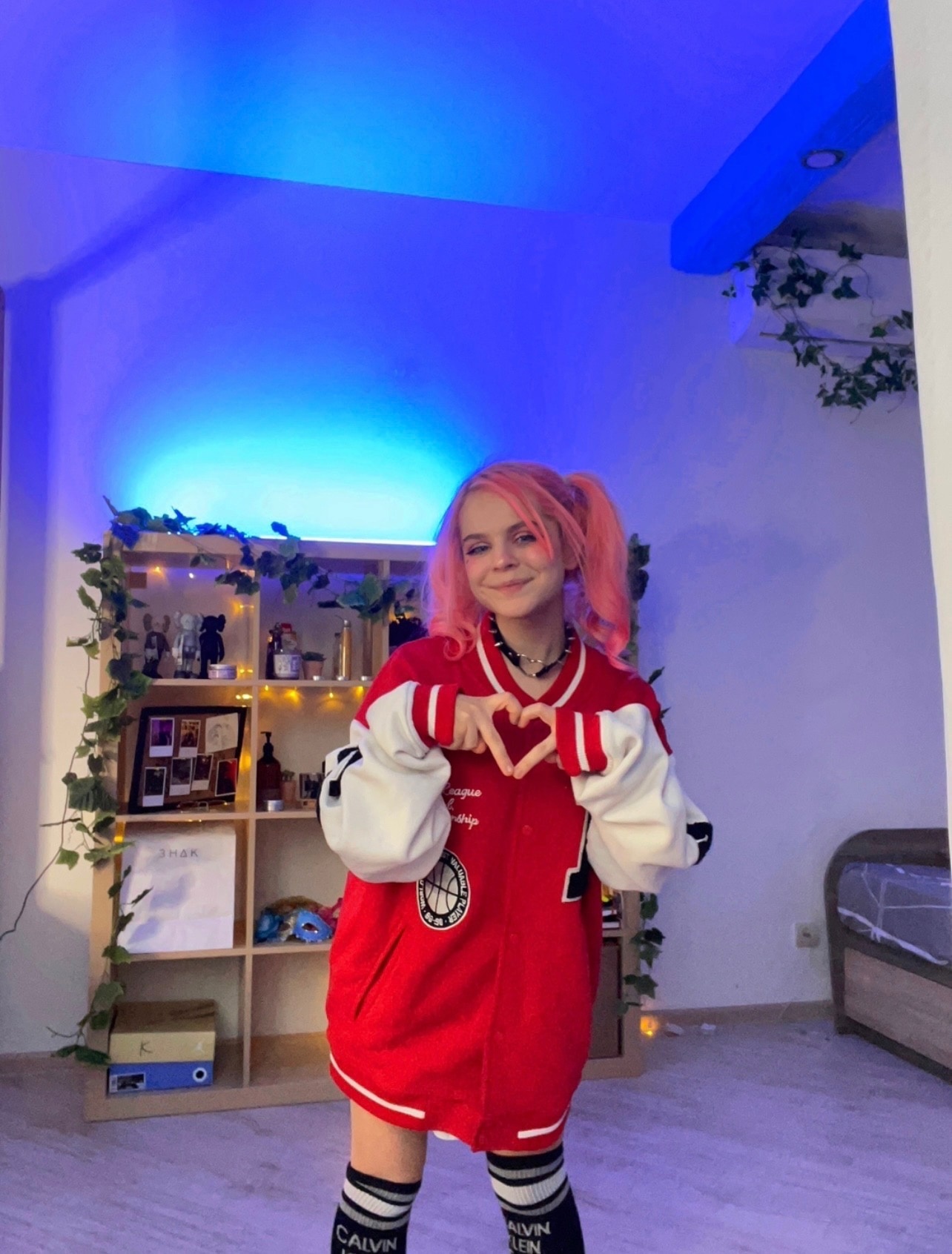 Эми Роуз в оверсайз кофте. Эми Роуз в оверсайз кофте.