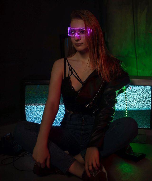 Дзен снимки в неоновых очках от Катюши.