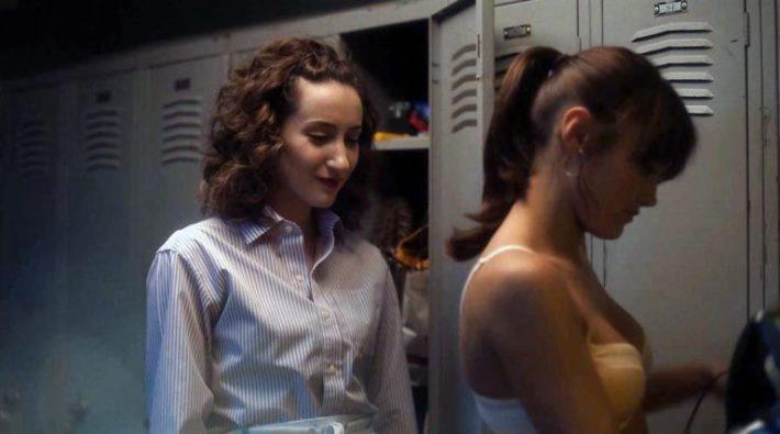 Фотография из фильма, где Элла Пернелл с подругой в раздевалке в одном лифчике. Фотография из фильма, где Элла Пернелл с подругой в раздевалке в одном лифчике.
