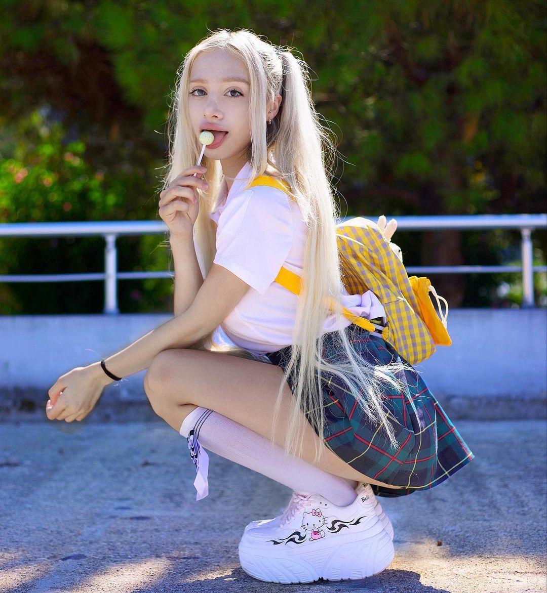 Смешная фотография LoLiBela с чупа чупсом. Смешная фотография LoLiBela с чупа чупсом.