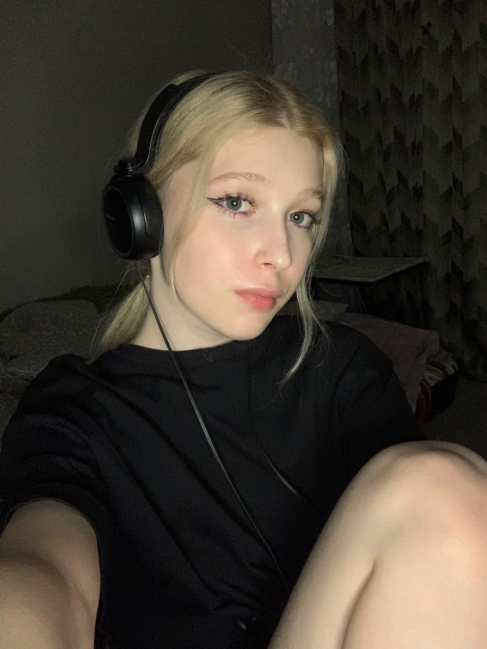 Домашние снимки Юли в чёрной майке и наушниках. Домашние снимки Юли в чёрной майке и наушниках.