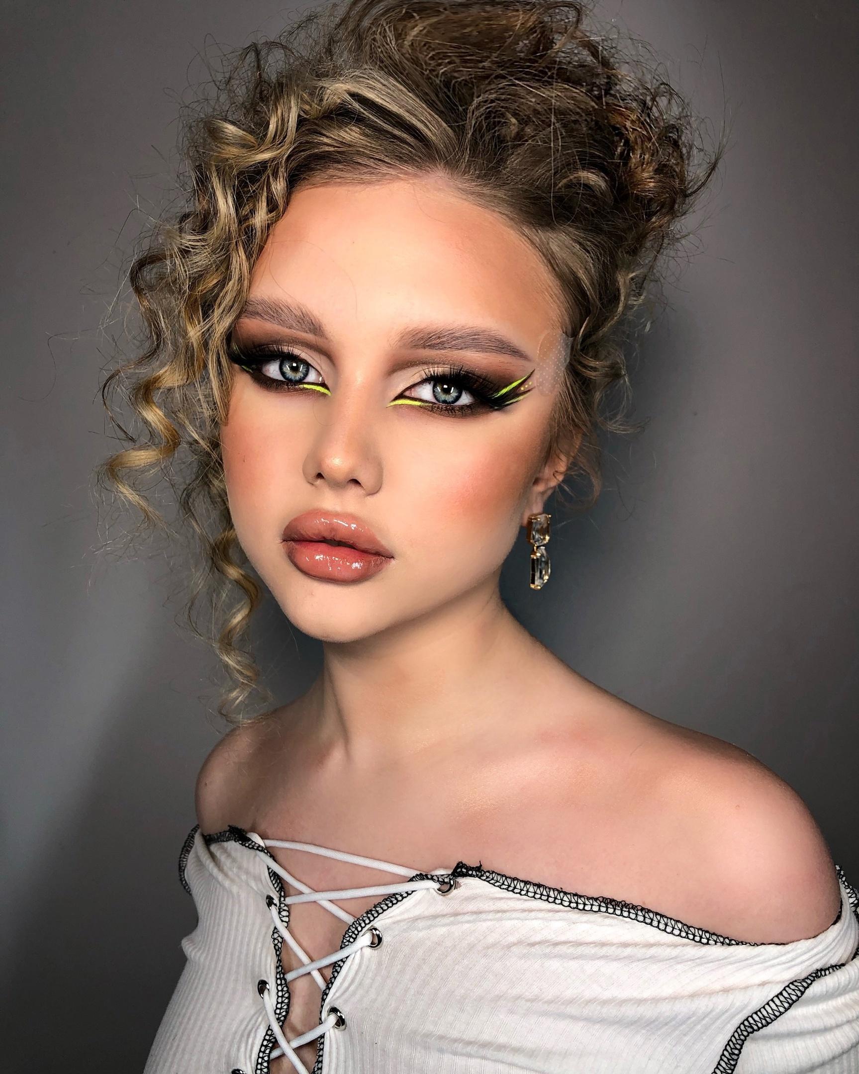 На данный момент частично голая не снималась на камеру, но слив содержит ягодицы данной блогерши. На данный момент частично голая не снималась на камеру, но слив содержит ягодицы данной блогерши.