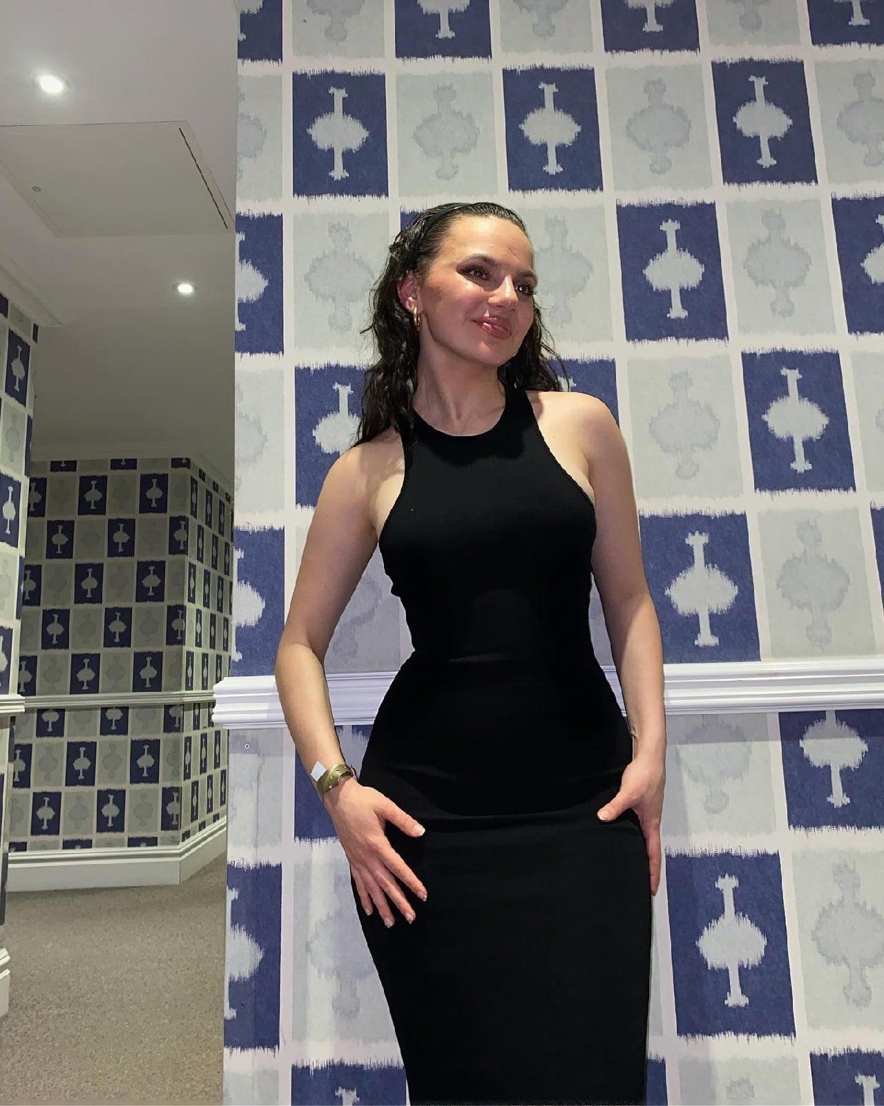 Соблазнительная dafne keen на попавших в сеть фото в обтягивающем чёрном платье. Соблазнительная dafne keen на попавших в сеть фото в обтягивающем чёрном платье.