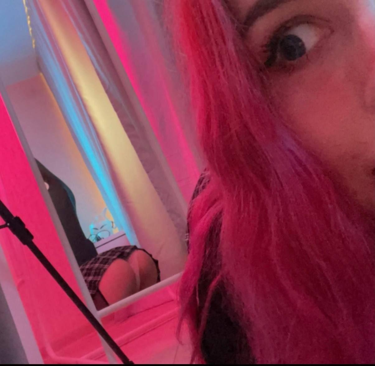 Достаточно часто публикует свои откровенные фото Достаточно часто публикует свои откровенные фото