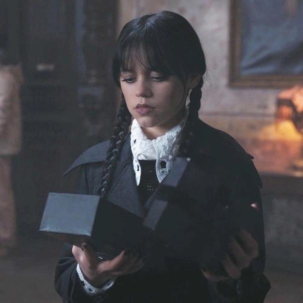 Слив фото Уэнсдэй. 