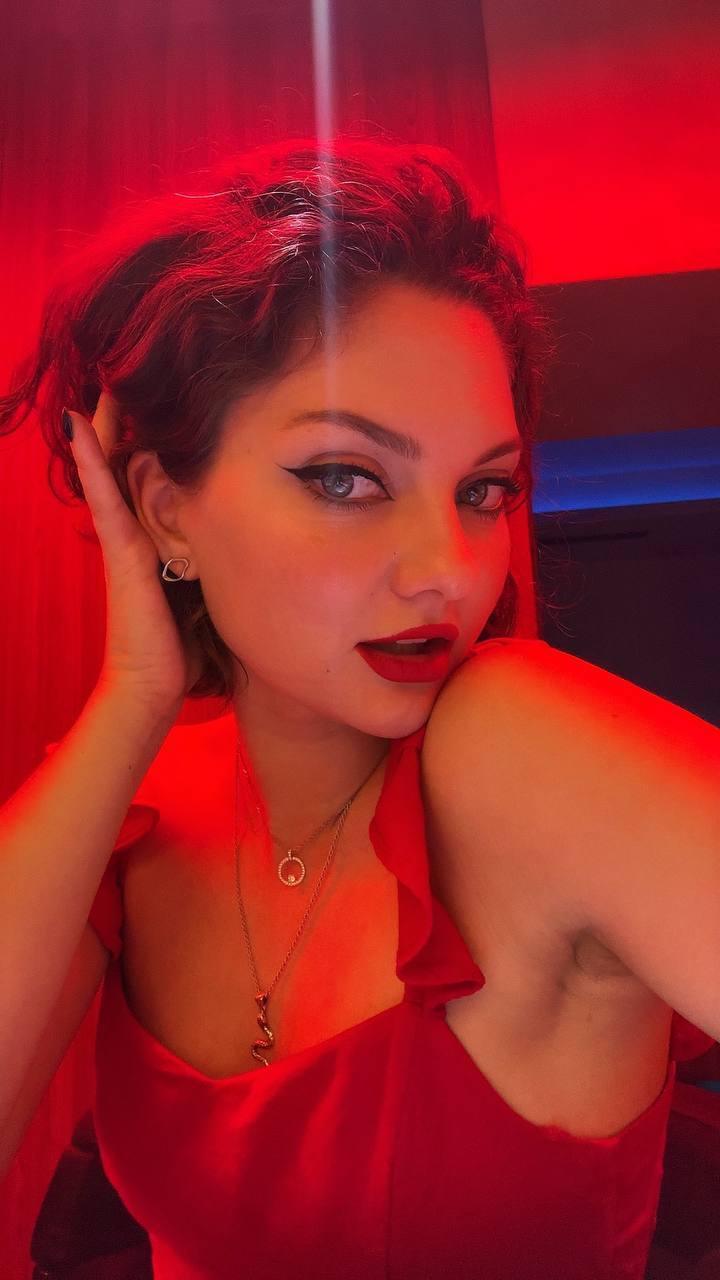 Соблазнительные снимки кудрявой Даши в красном платье. Соблазнительные снимки кудрявой Даши в красном платье.