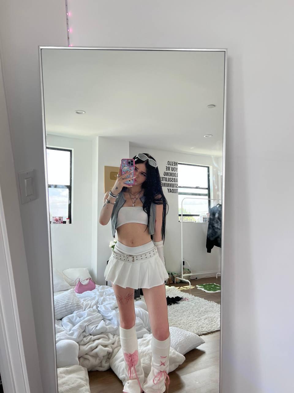 Селфи nevada в кроткой юбке. Селфи nevada в кроткой юбке.