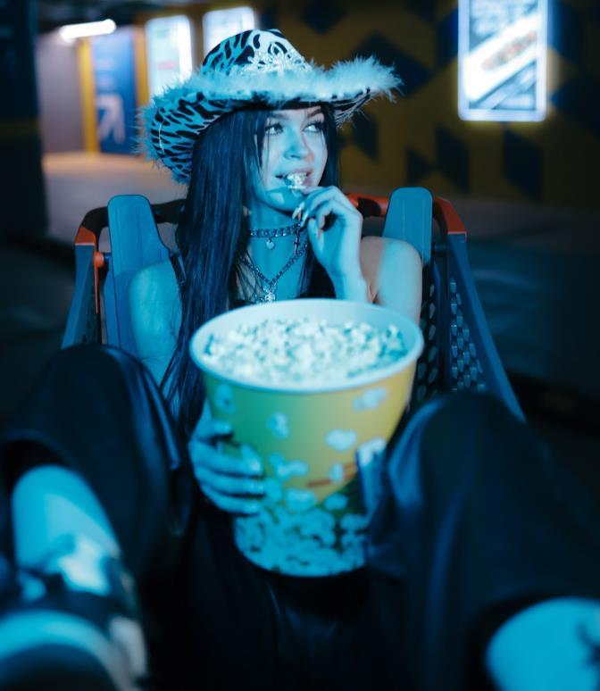 Забавная фотография nevaaadaa ест попкорн. Забавная фотография nevaaadaa ест попкорн.