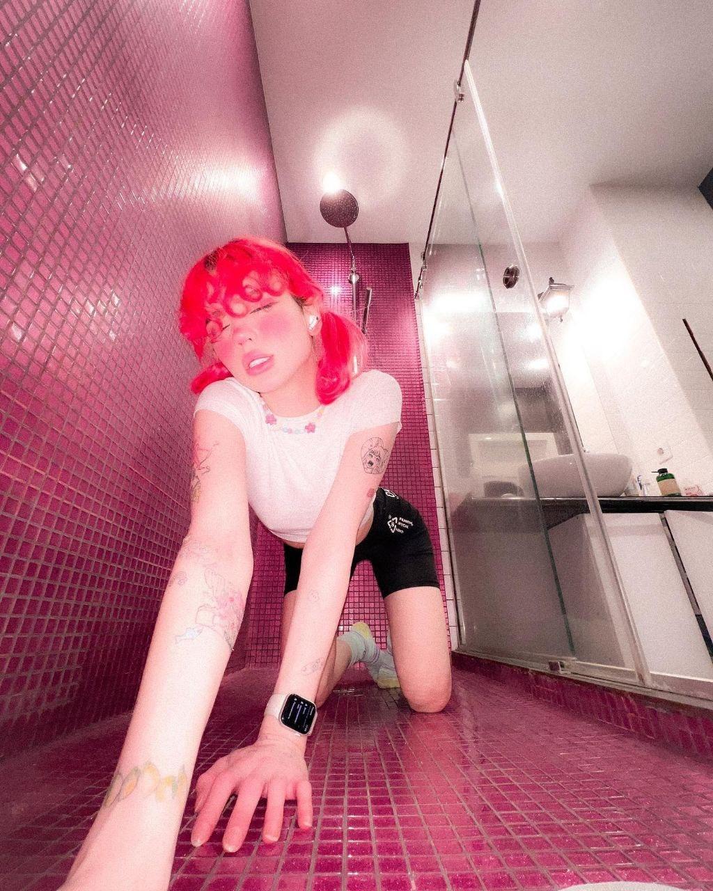 Ещё один необычный кадр с flaffyx стоящей на коленях в ванной.