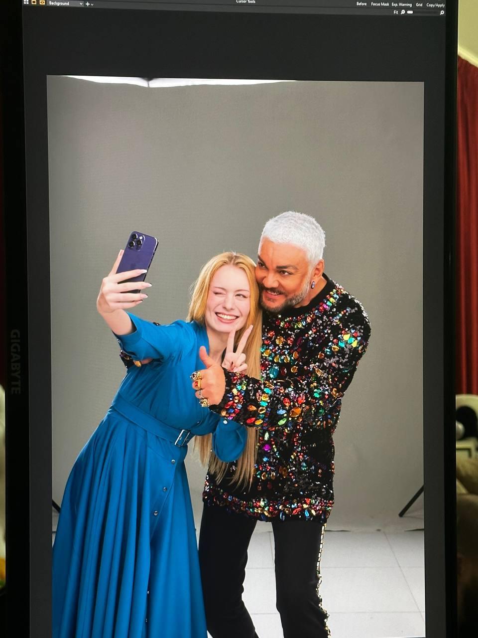 Перова в чёрных очках. Перова в чёрных очках.