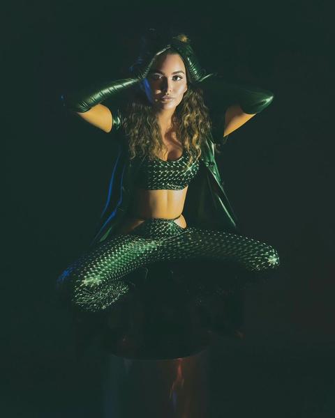 Горячий снимок Тилляевой в откровенном кожаном костюме. Горячий снимок Тилляевой в откровенном кожаном костюме.