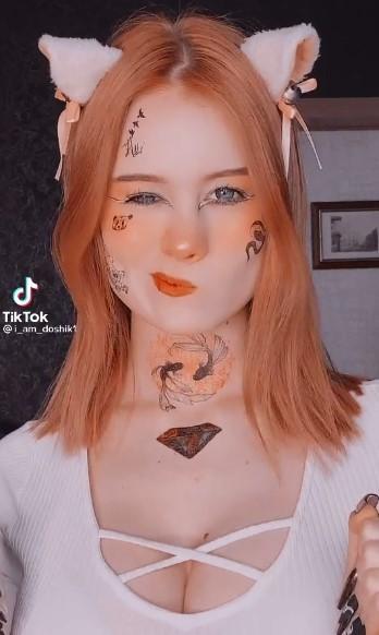 Смешная фотография испуганной Даши Дошик с огромным питоном. Смешная фотография испуганной Даши Дошик с огромным питоном.