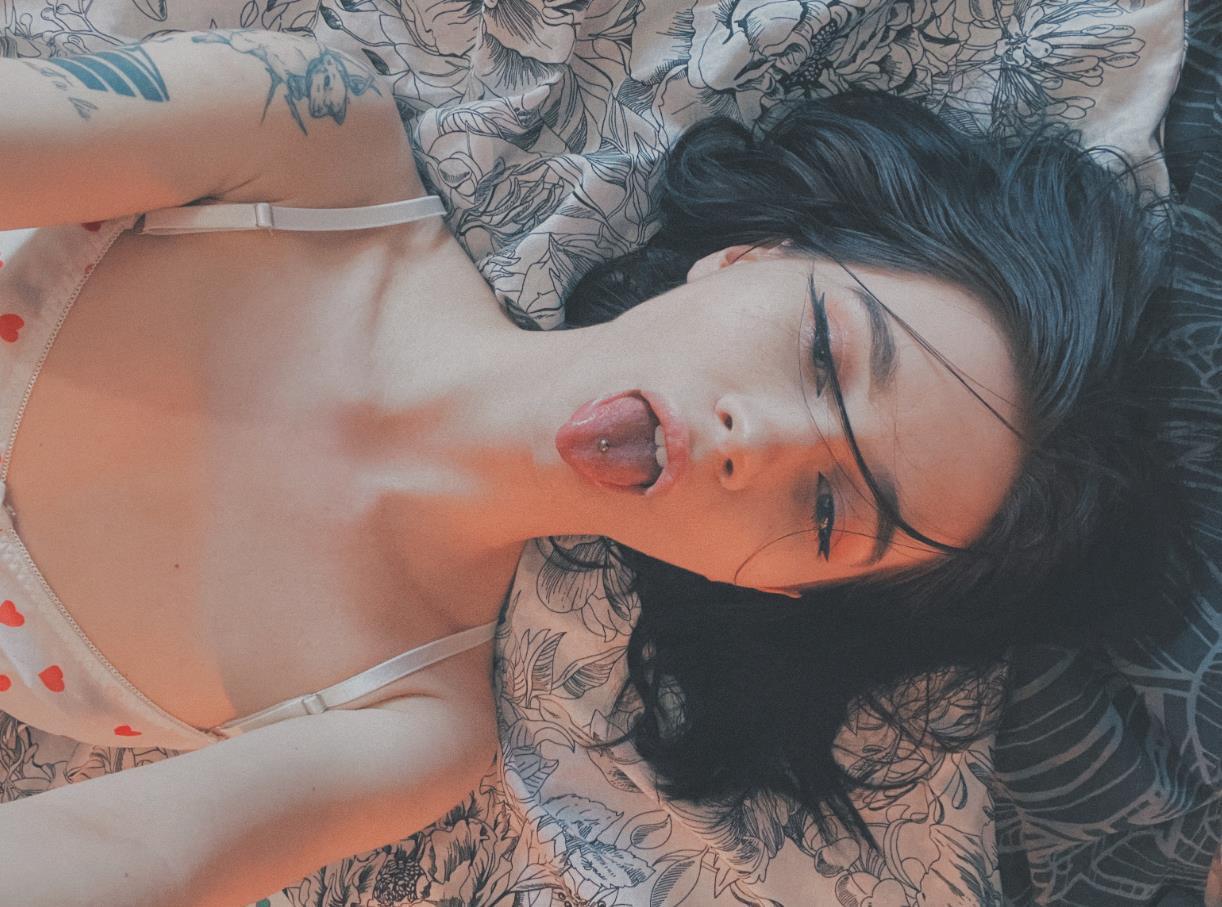 Сексуальное селфи от Арины "ГП" в лифчике с сердечками и с высунутым языком с пирсингом.