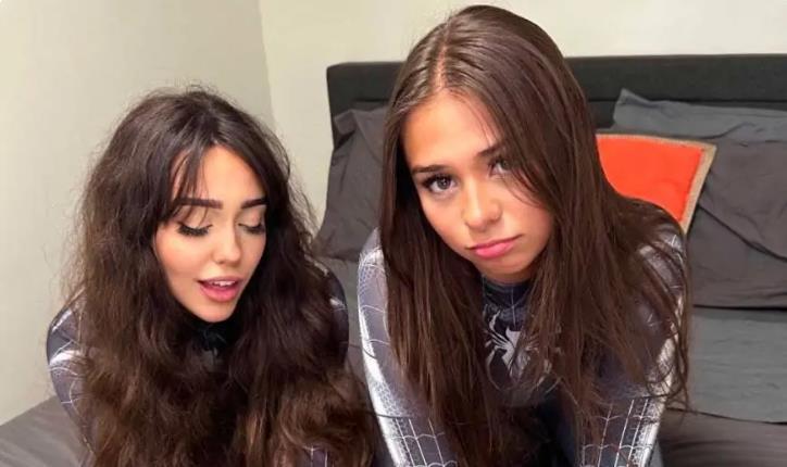 Соблазнительные косплей фотки Софи Рейн с подругой в косплей костюмах чёрного человека паука.